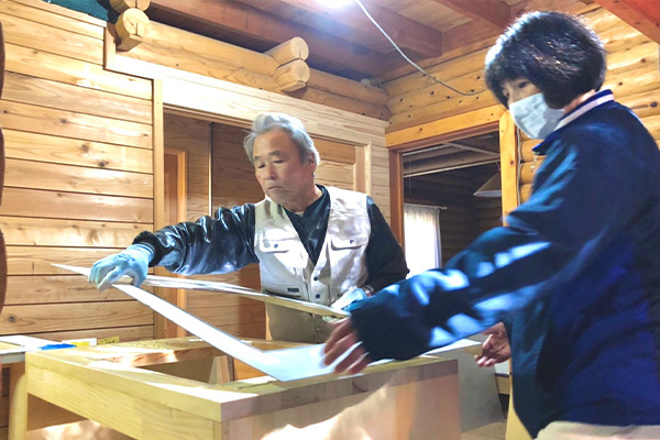 大工とプランナーが協力して作業をしている写真