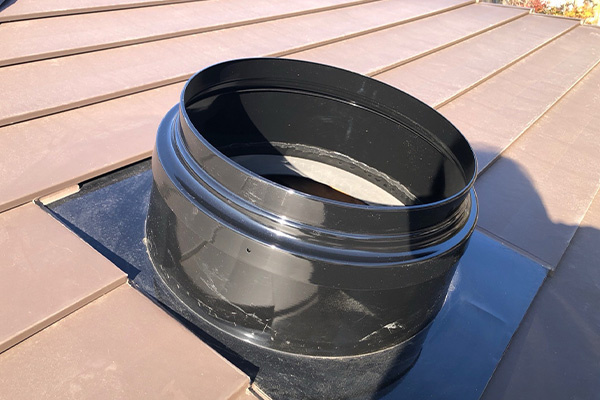 屋根に設置されたスカイライトチューブの写真