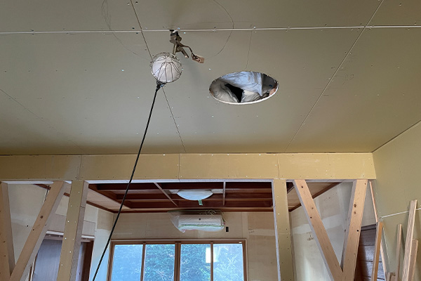 ダイニングの天井側から見たスカイライトチューブの穴の様子