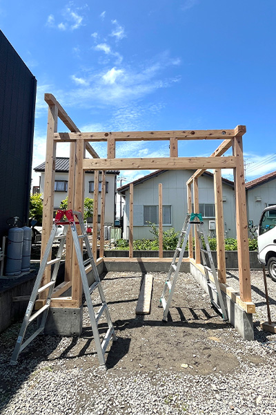 農機具をしまうために建てている木造の農作業小屋