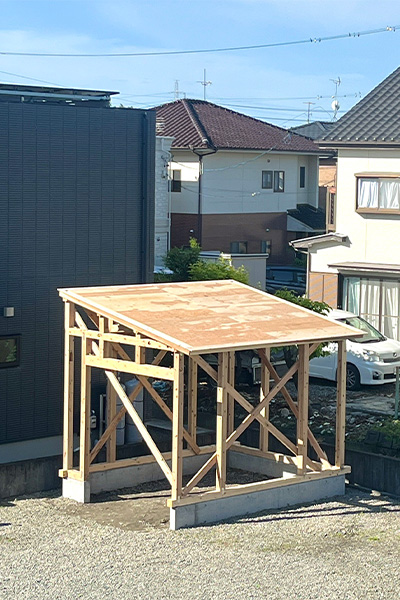 土台据えから屋根まで施工が進んだ農作業小屋
