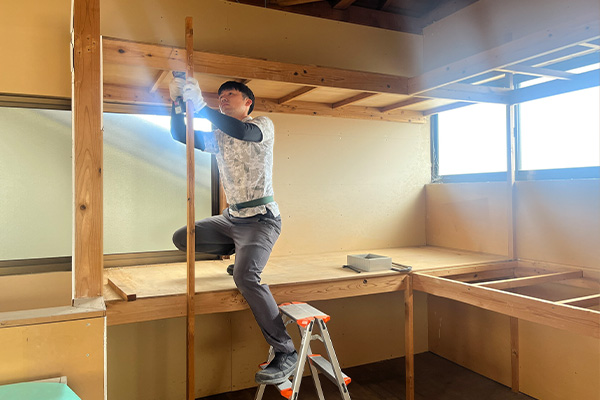 解体前の棚が残るみさと事務所の資材置場