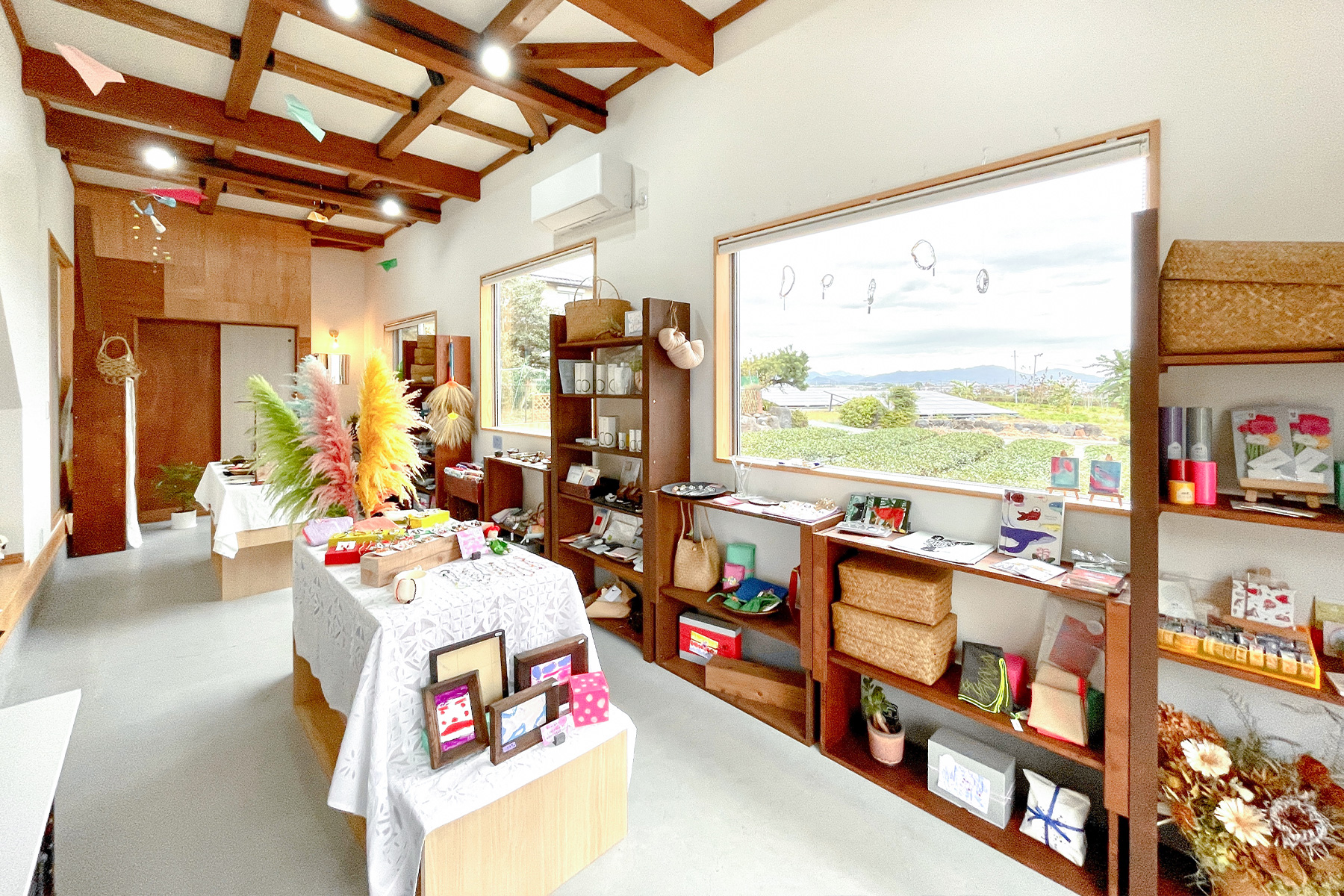 富士山と茶畑を望むセレクトショップの窓辺