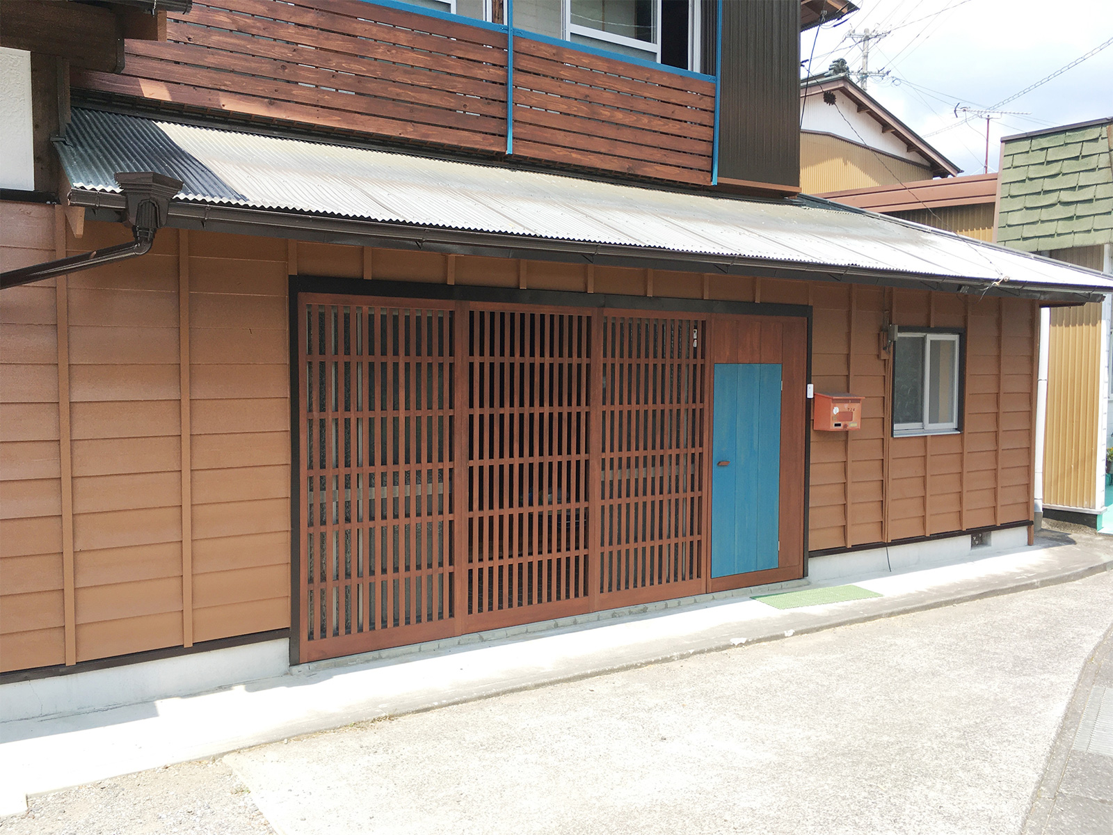 格子戸を取り付けた玄関まわり