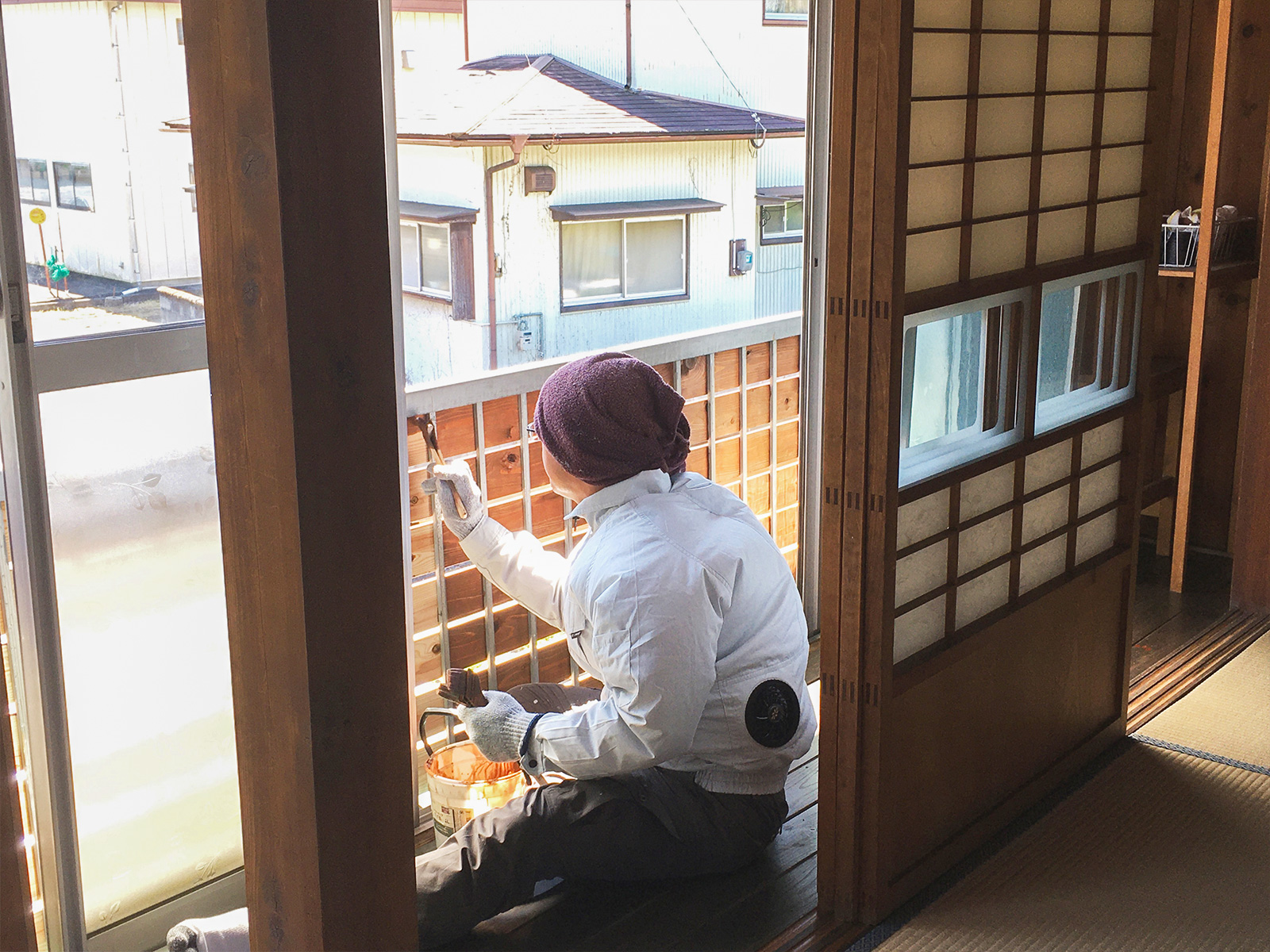 古民家の木部を塗装する施工風景