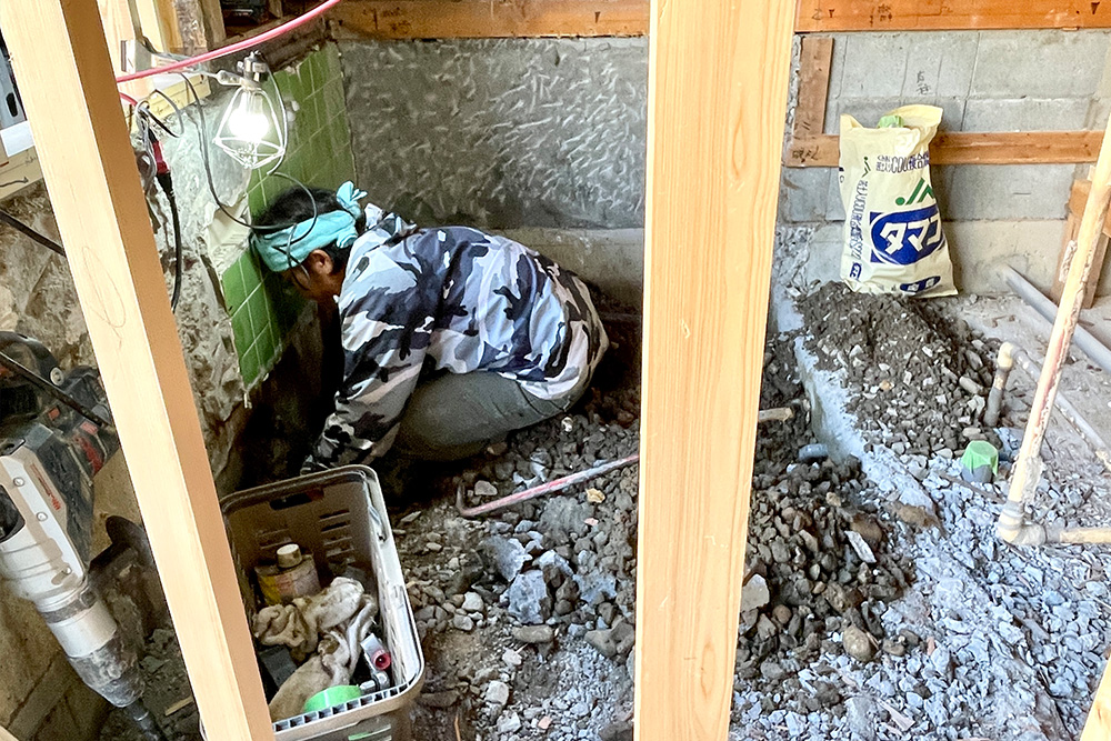 水道設備職人の作業風景